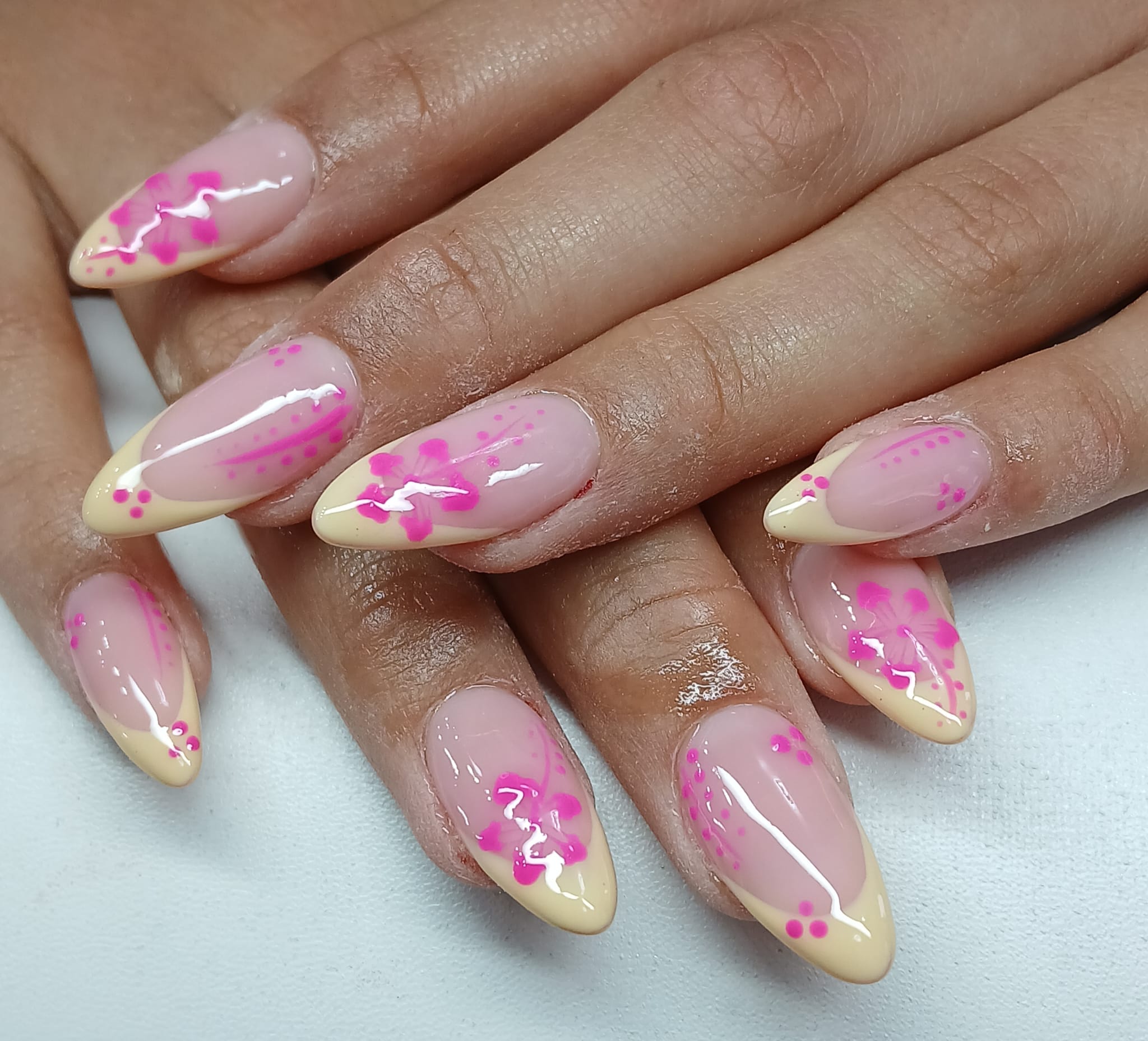 Amandelnagels in zacht roze met crème French tips en roze bloemetjes